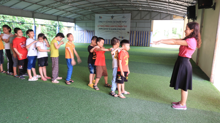 Cô Huế và học trò tập thể dục dưới sân trường. Cô Huế và học trò tập thể dục dưới sân trường.