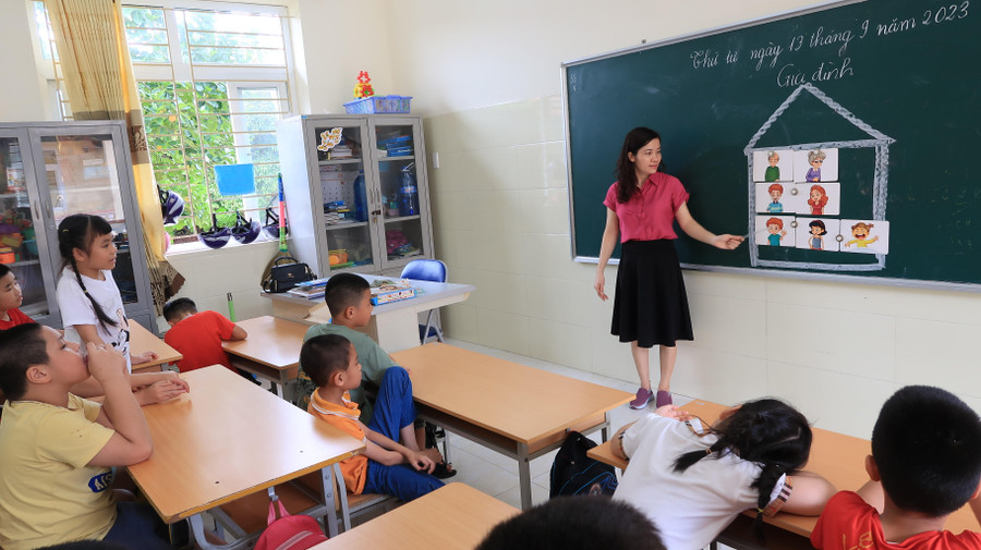 Với cô Huế trường là ngôi nhà chung thứ 2 nơi đó có đàn con yêu thương. Với cô Huế trường là ngôi nhà chung thứ 2 nơi đó có đàn con yêu thương.
