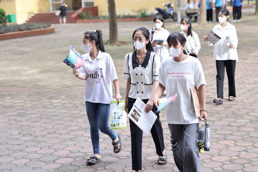 Tân sinh viên đến nhập học tại Trường ĐH Công nghiệp Dệt may Hà Nội. Ảnh: NTCC