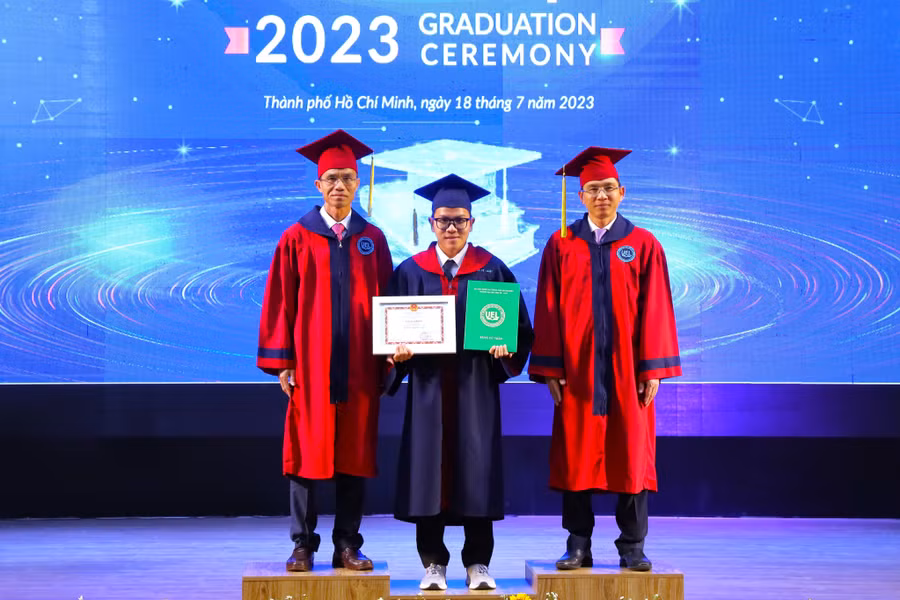 Lê Thanh Hải nhận bằng tốt nghiệp tại Trường Đại học Kinh tế - Luật, ĐHQG TPHCM, ngày 18/7. Ảnh: Lê Nam