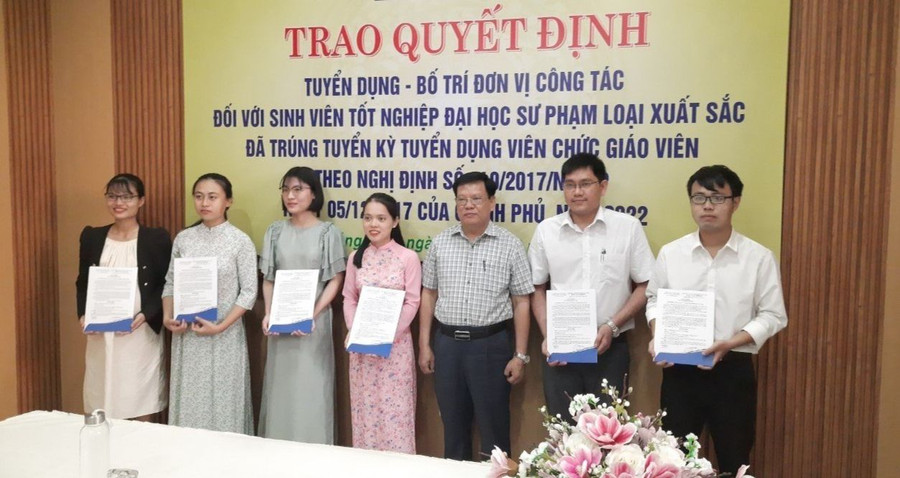 Ông Thái Viết Tường – Giám đốc Sở GD&amp;ĐT Quảng Nam trao quyết định cho những giáo viên trúng tuyển qua xét tuyển theo Nghị định 140, năm 2022.