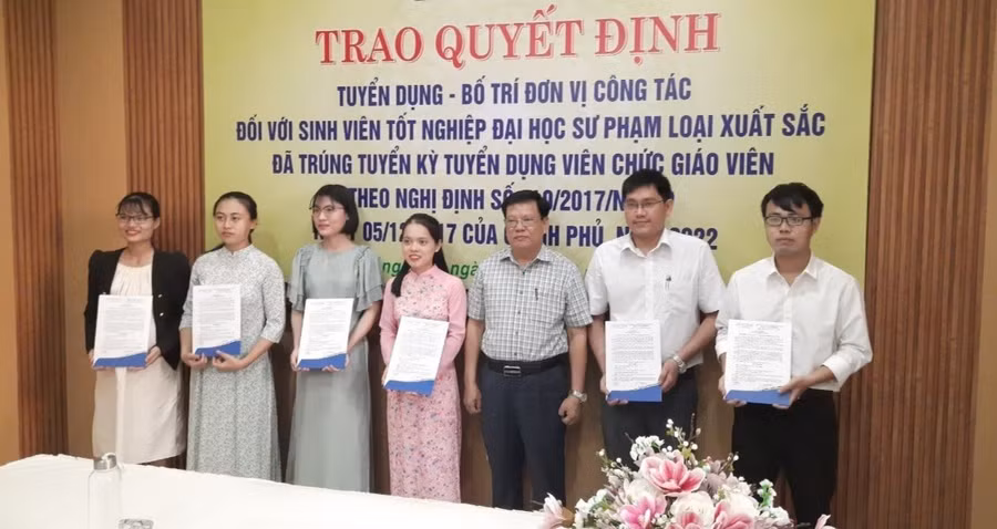 Ông Thái Viết Tường – Giám đốc Sở GD&amp;ĐT Quảng Nam trao quyết định cho những giáo viên trúng tuyển qua xét tuyển theo Nghị định 140, năm 2022.
