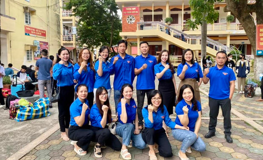 Giáo viên Trường Phổ thông DTNT THPT tỉnh Lạng Sơn (Lạng Sơn) hỗ trợ học sinh trở lại trường. Ảnh: INT