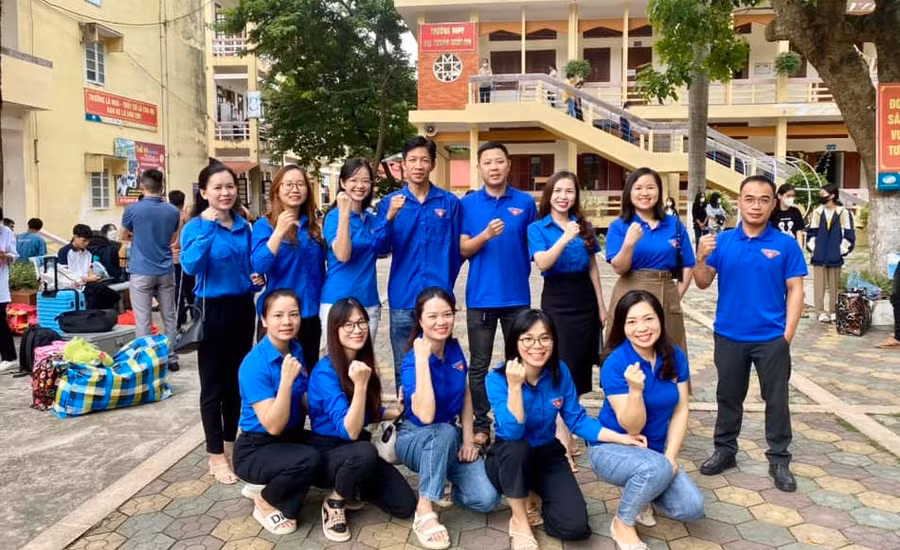 Giáo viên Trường Phổ thông DTNT THPT tỉnh Lạng Sơn (Lạng Sơn) hỗ trợ học sinh trở lại trường. Ảnh: INT