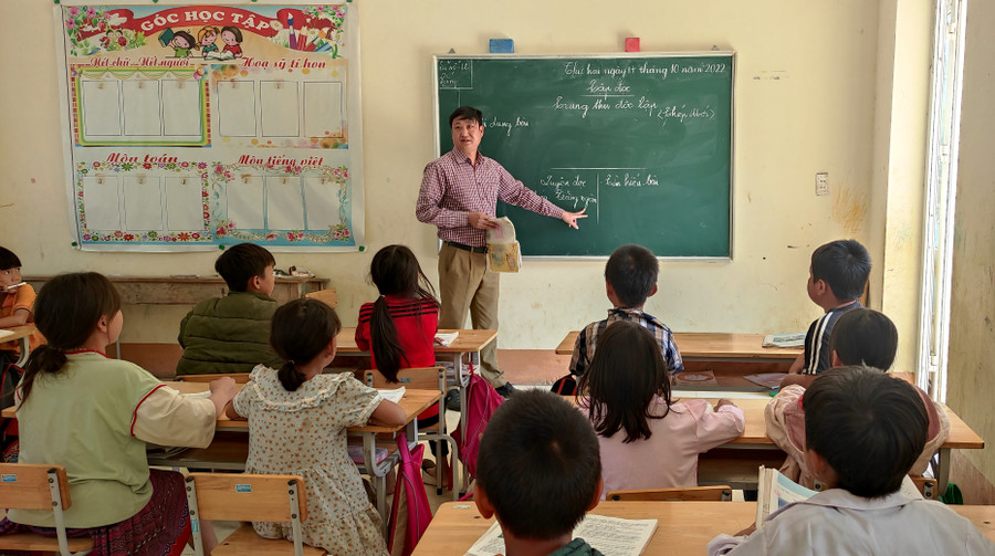 Thầy và trò tại điểm trường Suối Tôn – Trường Tiểu học Phú Sơn (Quan Hóa). Thầy và trò tại điểm trường Suối Tôn – Trường Tiểu học Phú Sơn (Quan Hóa).