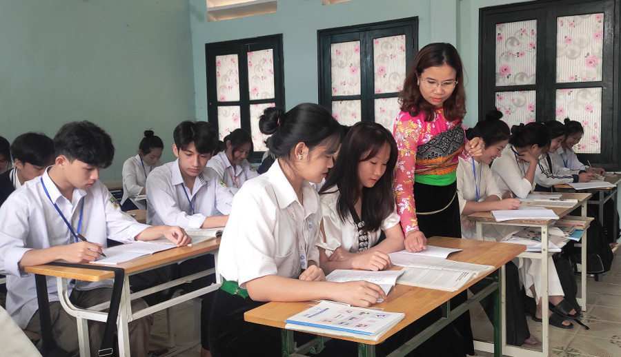 Cô và trò Trường THPT Quan Sơn. Cô và trò Trường THPT Quan Sơn.