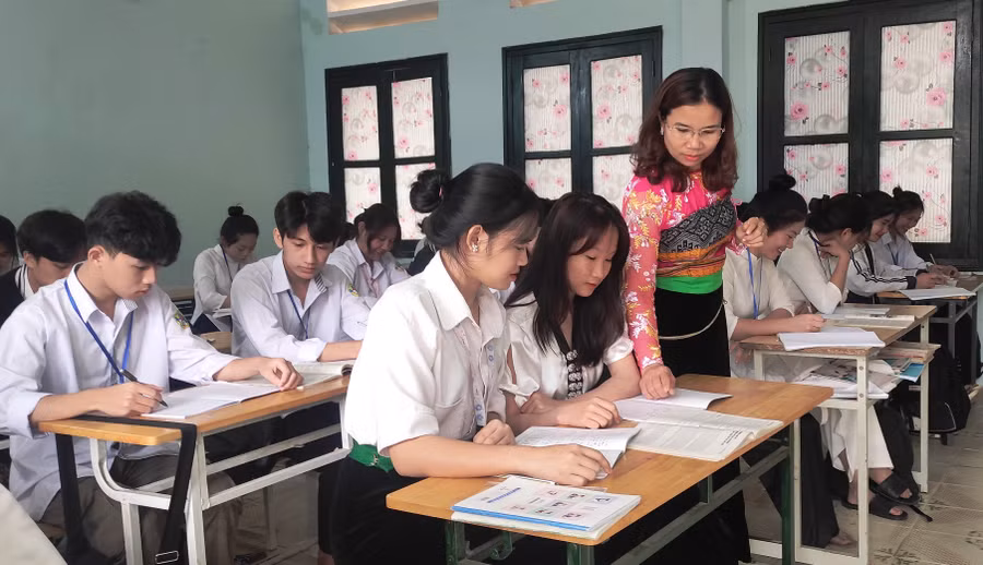 Cô và trò Trường THPT Quan Sơn.