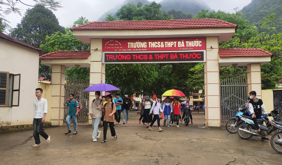 Học sinh Trường THCS & THPT Bá Thước trong giờ tan lớp. Học sinh Trường THCS & THPT Bá Thước trong giờ tan lớp.