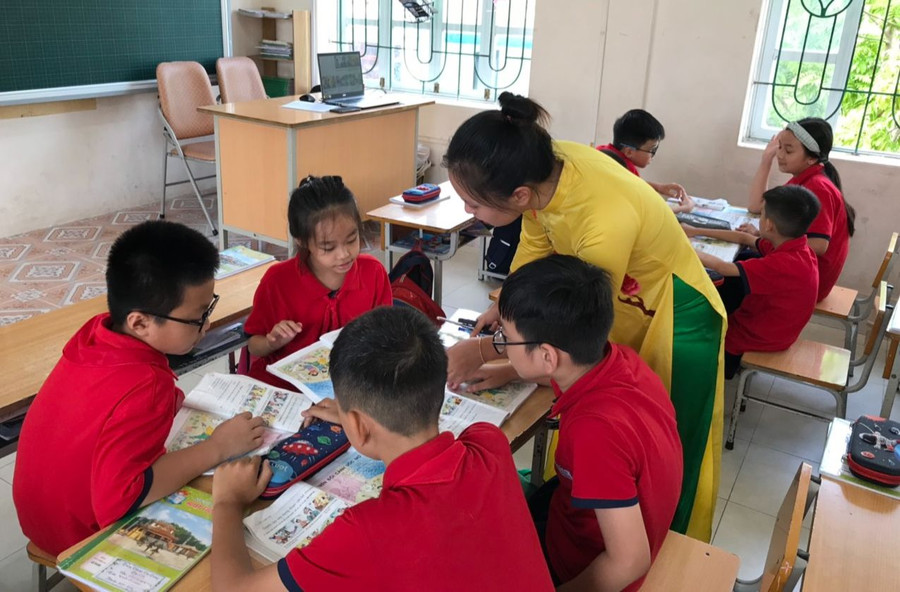 Cô trò trường Tiểu học Tân Dương, Hải Phòng thân thiện và thực hiện tốt tương tác hai chiều có sáng tạo. Ảnh: ITN Cô trò trường Tiểu học Tân Dương, Hải Phòng thân thiện và thực hiện tốt tương tác hai chiều có sáng tạo. Ảnh: ITN