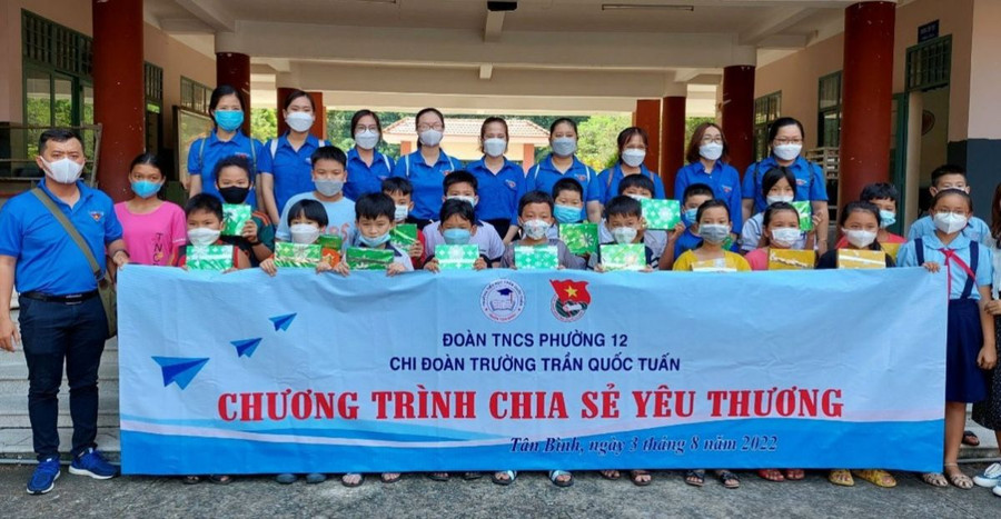 Học sinh Trường Tiểu học Trung Lập Thượng nhận quà từ đơn vị kết nghĩa của trường.