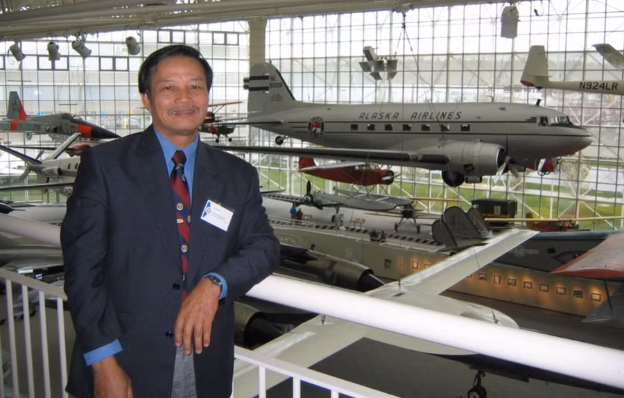 PGS.TS Nguyễn Thiện Tống tại Viện Bảo tàng Hàng không ở Seattle (Mỹ). Nguồn: NVCC
