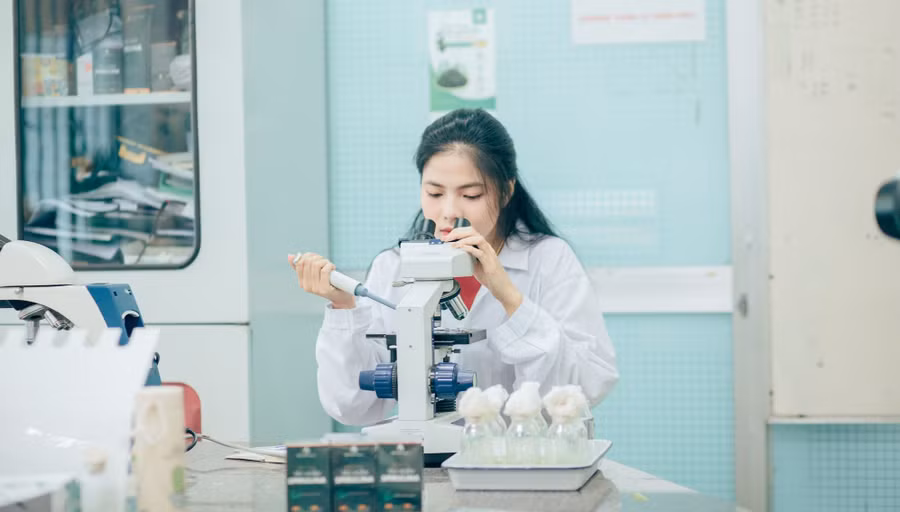 Sinh viên Trường ĐH Sư phạm, ĐH Đà Nẵng trong giờ thực hành. Ảnh: NTCC