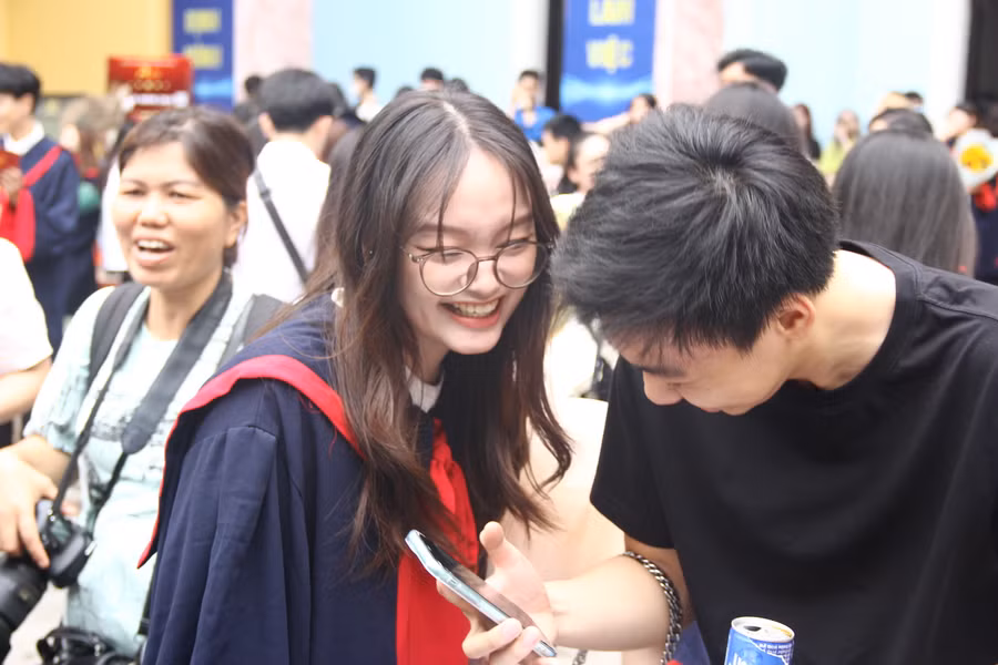 Tân cử nhân Trường ĐH Công đoàn rạng rỡ trong ngày nhận bằng tốt nghiệp. Ảnh: TG