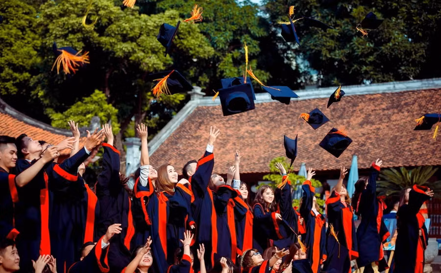 Tân cử nhân Học viện Quản lý giáo dục. Ảnh: NTCC