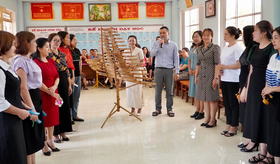 Thầy Lù Văn Tú là học viên nam duy nhất tham gia học, tập luyện nhạc cụ dân tộc.