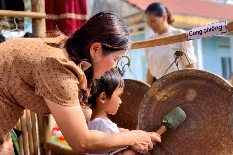 Trường Mầm non Vàng Anh bố trí góc địa phương có các nhạc cụ dân tộc, như cồng chiêng, cây đàn bầu, đàn T’rưng...