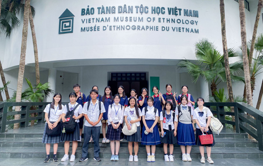 Đoàn học sinh Nhật Bản cùng các bạn học sinh Việt Nam tham quan Bảo tàng Dân tộc học. Ảnh: NVCC