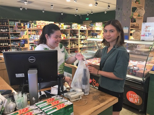 Siêu thị Nam An (HCM) dùng túi tinh bột ngô đóng hàng cho khách Siêu thị Nam An (HCM) dùng túi tinh bột ngô đóng hàng cho khách