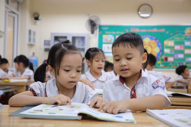 Học sinh lớp 1 Trường TH Thăng Long (Hoàn Kiếm, Hà Nội) học bằng bộ SGK mới. Ảnh: Thế Đại 