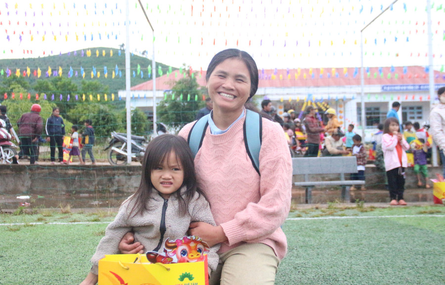 Chị Y Ka (SN 1993, làng Kon Pia) vượt hơn 7km đường đồi núi đưa con tham dự “Đêm hội trăng rằm”. Chị Y Ka (SN 1993, làng Kon Pia) vượt hơn 7km đường đồi núi đưa con tham dự “Đêm hội trăng rằm”.