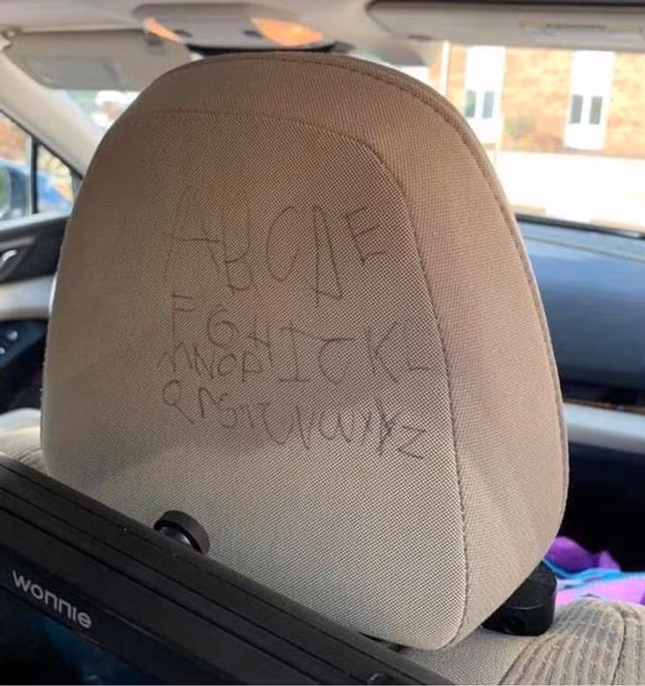 Khi đứa trẻ của bạn tập viết, nó có thể sẽ viết lên bất cứ đâu mình thích!