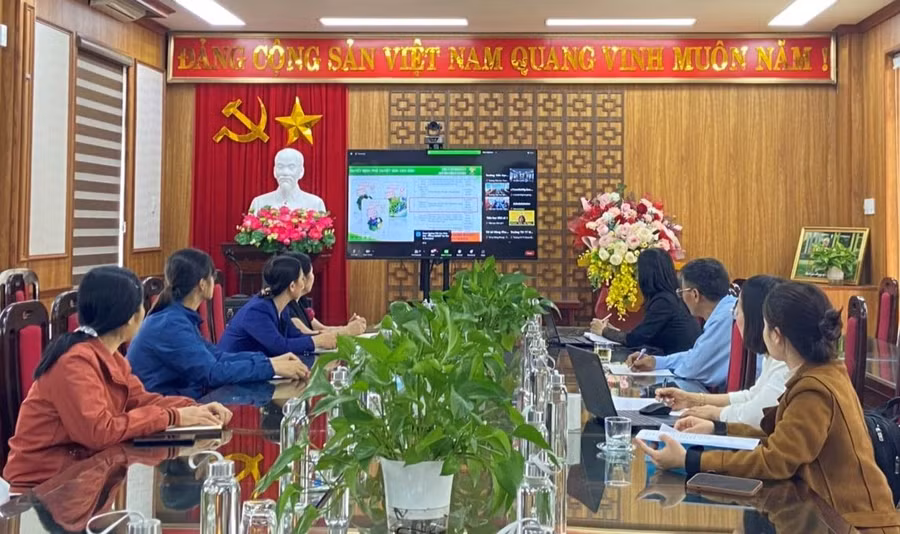 Cán bộ, giáo viên Trường Tiểu học Bích Sơn (Việt Yên, Bắc Giang) trao đổi, thảo luận về sách giáo khoa. Ảnh: Phòng GD&ĐT Việt Yên cung cấp