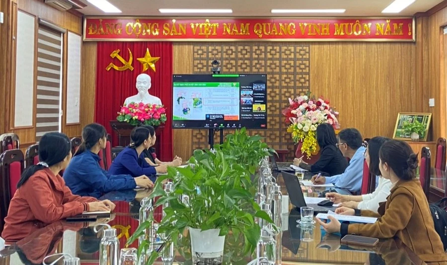 Cán bộ, giáo viên Trường Tiểu học Bích Sơn (Việt Yên, Bắc Giang) trao đổi, thảo luận về sách giáo khoa. Ảnh: Phòng GD&ĐT Việt Yên cung cấp