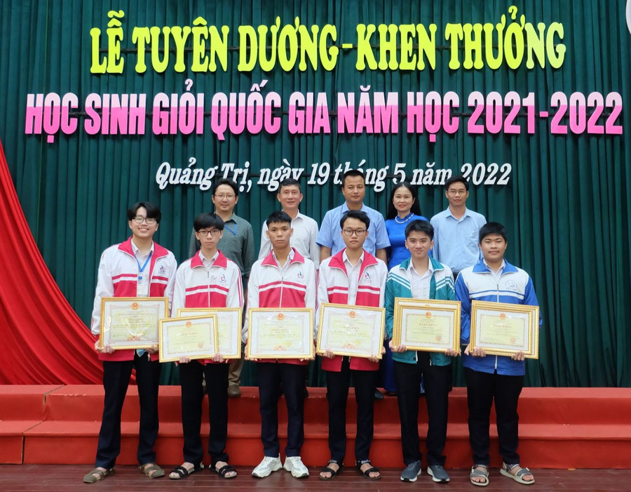 Thầy Diệu đã bồi dưỡng cho nhiều học sinh đạt thành tích cao. Ảnh: NVCC.