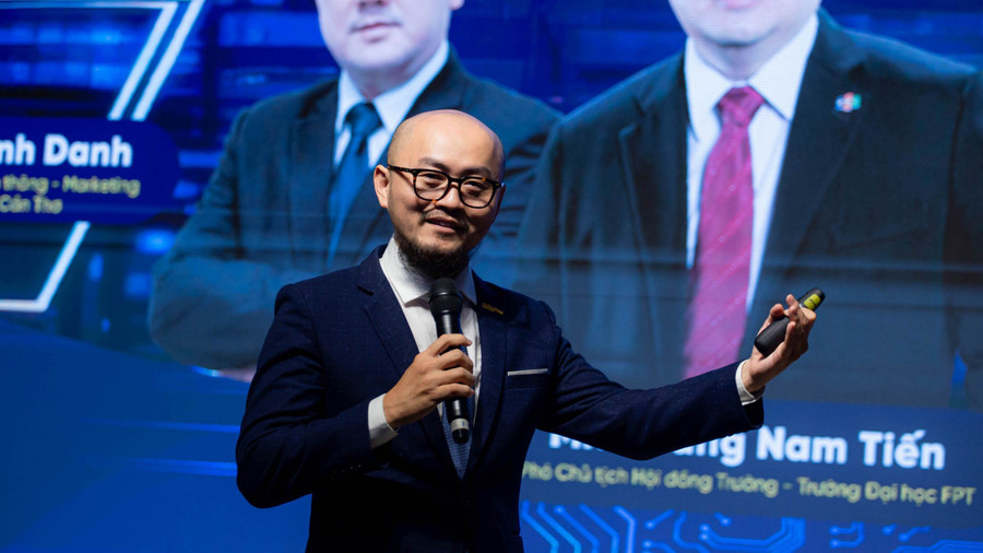 Ông Wilson Lieu - CEO Next Academy, Chủ Tịch - Liên Minh phát triển nguồn Nhân lực số Việt Nam chia sẻ ứng dụng của ChatGPT vào giáo dục THPT.