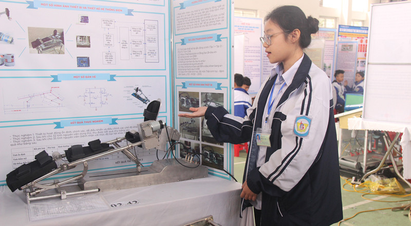 HS Trường chuyên THPT Phan Bội Châu với thiết bị hỗ trợ vận động cho người bị liệt HS Trường chuyên THPT Phan Bội Châu với thiết bị hỗ trợ vận động cho người bị liệt