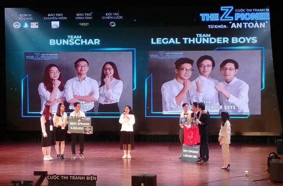 Đội Bunchar và Đội Legal thunder boys cùng đua tài tại đêm chung kết