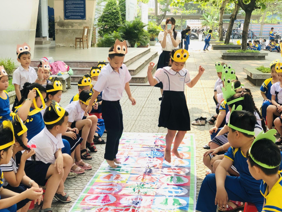 Sinh hoạt ngoại khóa CLB tiếng Anh của học sinh Trường Tiểu học Võ Thị Sáu. Sinh hoạt ngoại khóa CLB tiếng Anh của học sinh Trường Tiểu học Võ Thị Sáu.