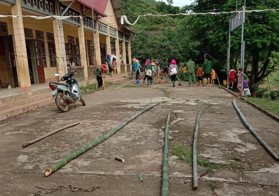 Đông đảo phụ huynh góp sức sửa sang trường, lớp. Đông đảo phụ huynh góp sức sửa sang trường, lớp.