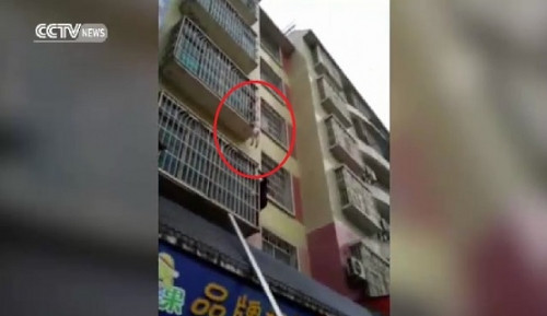 Video: Nghẹt thở giây phút giải cứu em bé treo lơ lửng trên tầng 3 - Ảnh 1