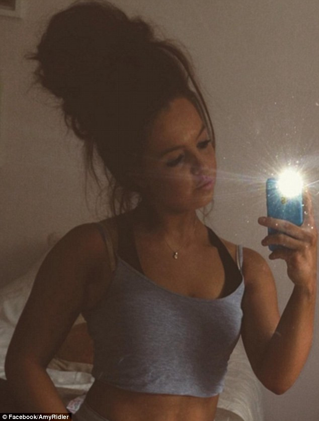 Cô gái nhận kết đắng sau khi nhuộm da bằng lăn sơn - Ảnh 3