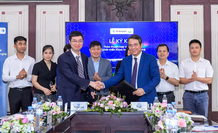 Đại diện của Viện Nghiên cứu Dữ liệu lớn VinBigdata (Tập đoàn Vingroup) ký kết hợp tác với các trường đại học trong nước.