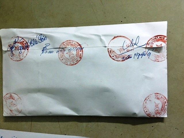 Chiếc phong bì tiền đã bị niêm phong để tiếp tục điều tra làm rõ