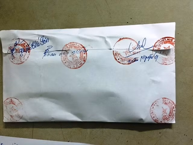 Chiếc phong bì tiền đã bị niêm phong để tiếp tục điều tra làm rõ