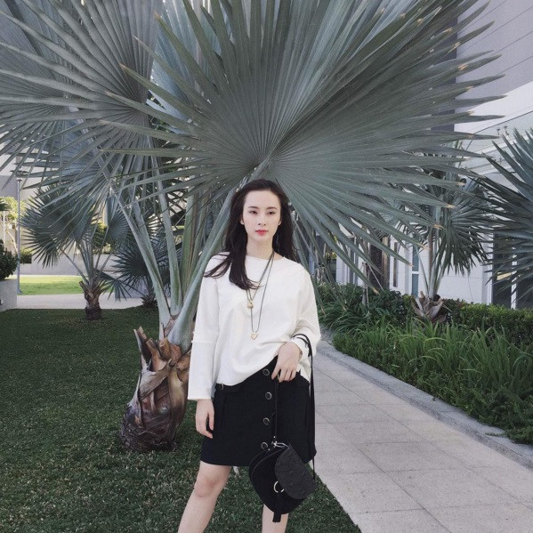 Angela Phương Trinh vẫn sành điệu với túi xách 700 ngàn đồng