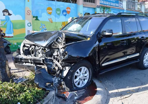 Hoảng hốt ô tô leo vỉa hè đâm gốc cây ảnh 2