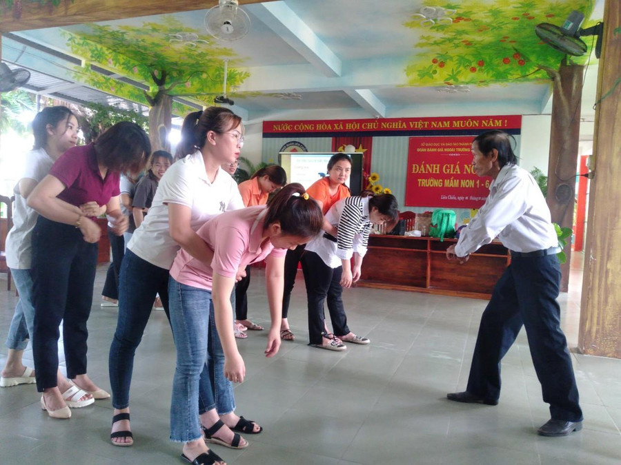 Giáo viên mầm non thực hành kỹ năng sơ cấp cứu dị vật. Giáo viên mầm non thực hành kỹ năng sơ cấp cứu dị vật.