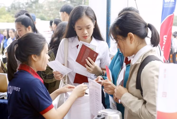 Tình nguyện viên hướng dẫn thí sinh quy định đăng ký nhập học. Ảnh minh họa