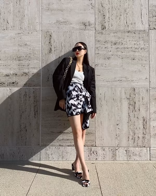 Kayleigh Li sang chảnh tuyệt đối với chân váy ngắn tie dye mix cùng blazer oversized, kèm giày cao gót, túi xách và mắt kính sành điệu.
