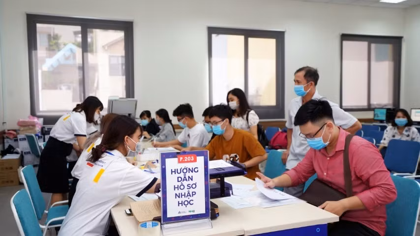 Thí sinh làm thủ tục nhập học tại Trường ĐH Hoa Sen.
