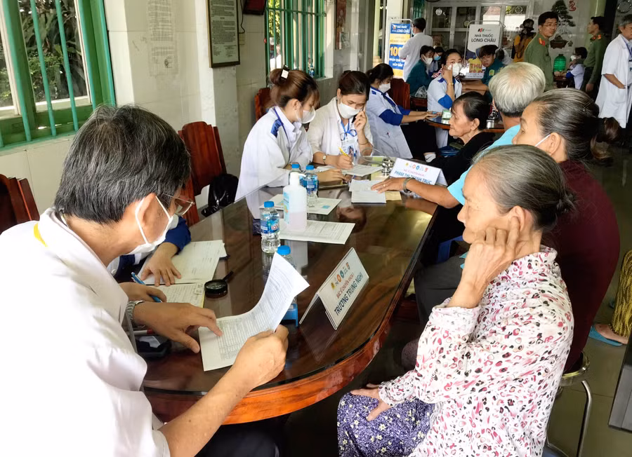 Đoàn khám bệnh, cấp thuốc miễn phí cho người nghèo thị trấn Cái Dầu.