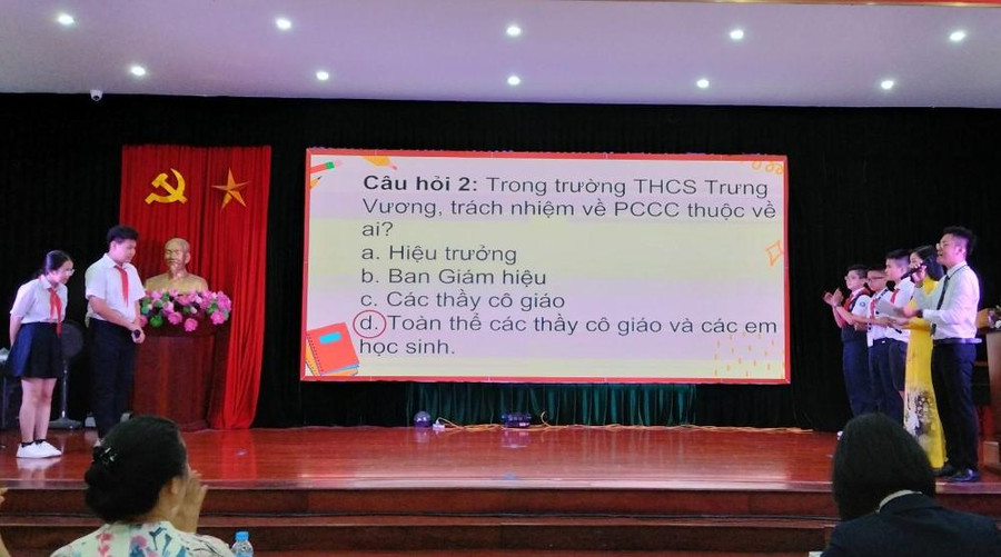 Học sinh Trường THCS Trưng Vương tham gia thi Tìm hiểu pháp luật về phòng cháy, chữa cháy và cứu nạn, cứu hộ trong khuôn khổ ngày hội.