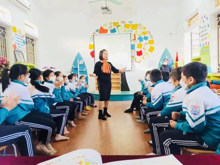 Cô Tô Thị Hương Giang và học trò trong giờ học tiếng Anh. Cô Tô Thị Hương Giang và học trò trong giờ học tiếng Anh.