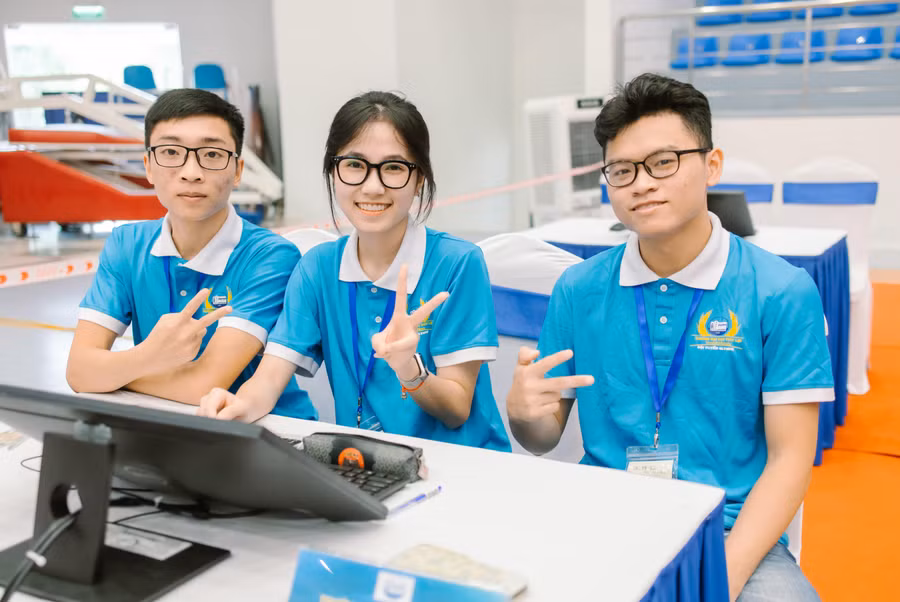 Một đội dự thi Olympic Vật lí sinh viên toàn quốc lần thứ XXIV năm 2022.