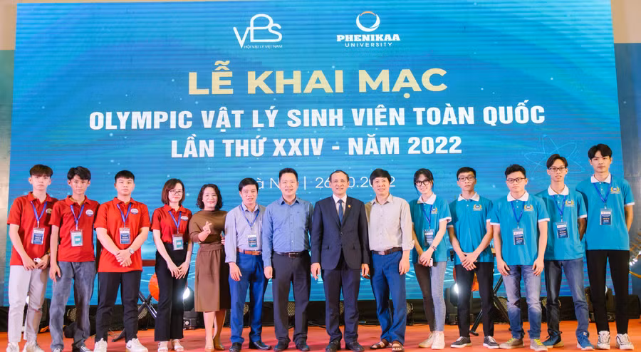 Các đội thi chụp ảnh lưu niệm tại khai mạc Olympic Vật lí sinh viên toàn quốc lần thứ XXIV.