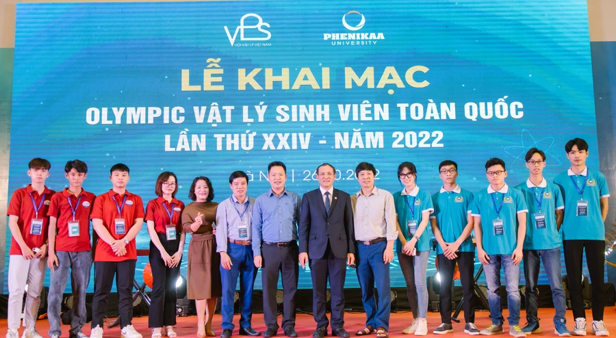 Các đội thi chụp ảnh lưu niệm tại khai mạc Olympic Vật lí sinh viên toàn quốc lần thứ XXIV.